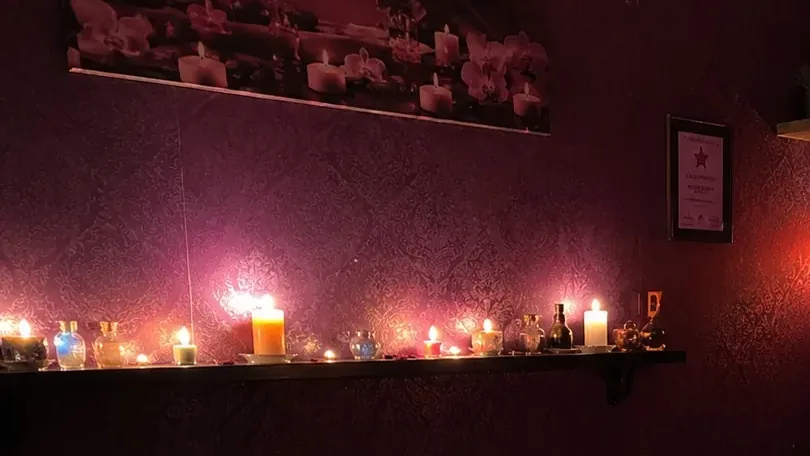 Masaj odasındaki mum rafı — Lila Spa, Arnavutköy misafirlerine hizmet veren salon