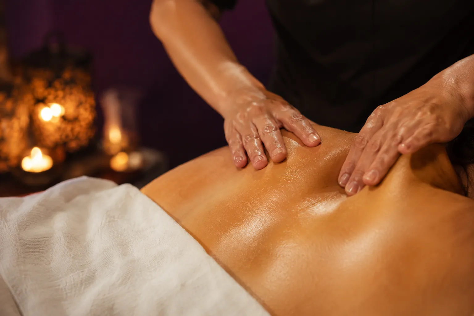 Sırt masajı uygulaması — Lila Spa, Arnavutköy misafirlerine hizmet veren salon